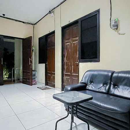 Reddoorz At Graha 99 Simomulyo Hotell Surabaya Exteriör bild