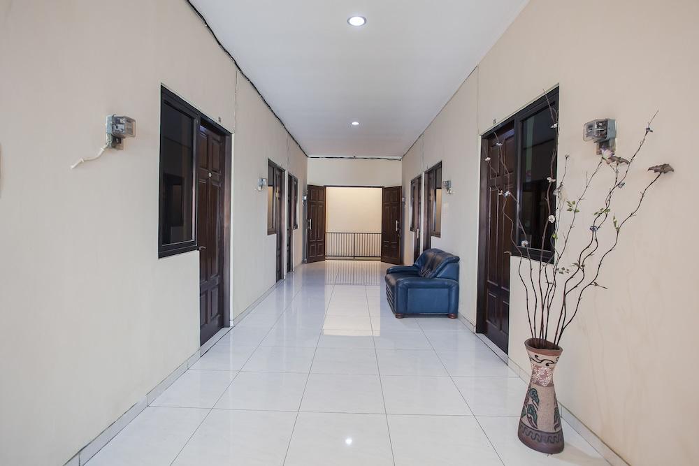 Reddoorz At Graha 99 Simomulyo Hotell Surabaya Exteriör bild