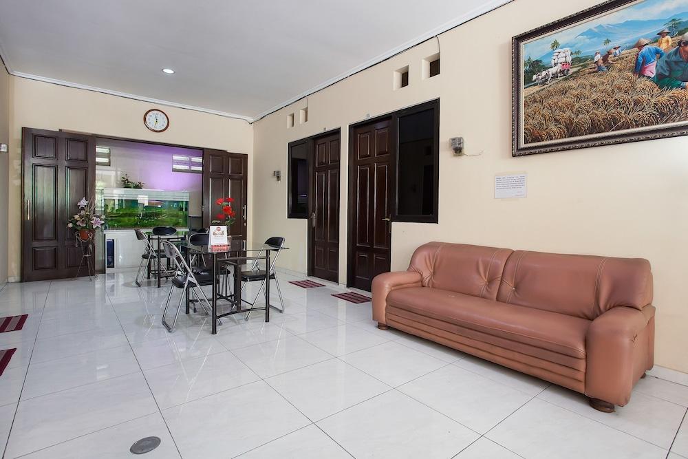 Reddoorz At Graha 99 Simomulyo Hotell Surabaya Exteriör bild