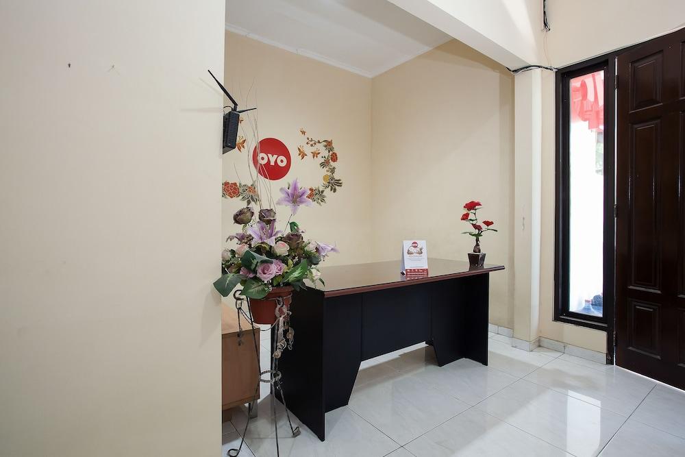 Reddoorz At Graha 99 Simomulyo Hotell Surabaya Exteriör bild
