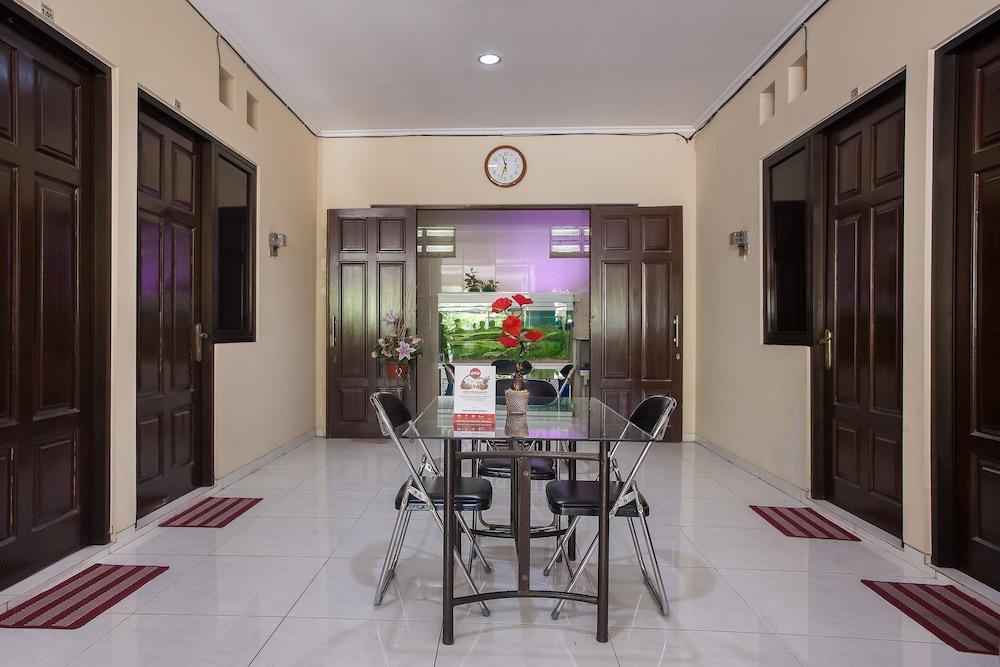 Reddoorz At Graha 99 Simomulyo Hotell Surabaya Exteriör bild