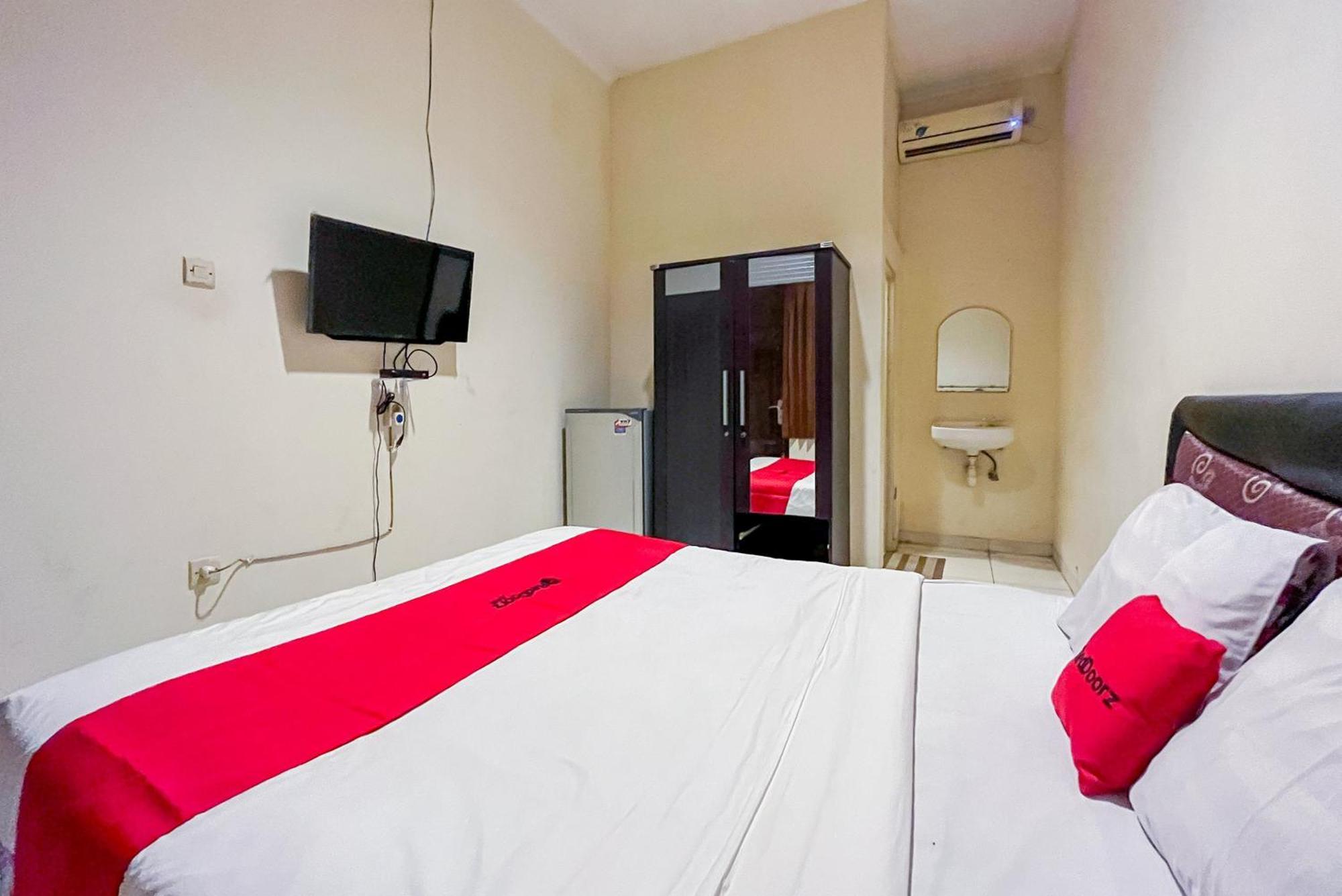 Reddoorz At Graha 99 Simomulyo Hotell Surabaya Exteriör bild