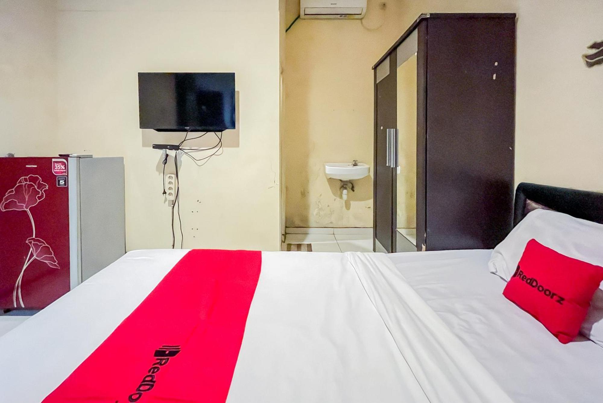 Reddoorz At Graha 99 Simomulyo Hotell Surabaya Exteriör bild