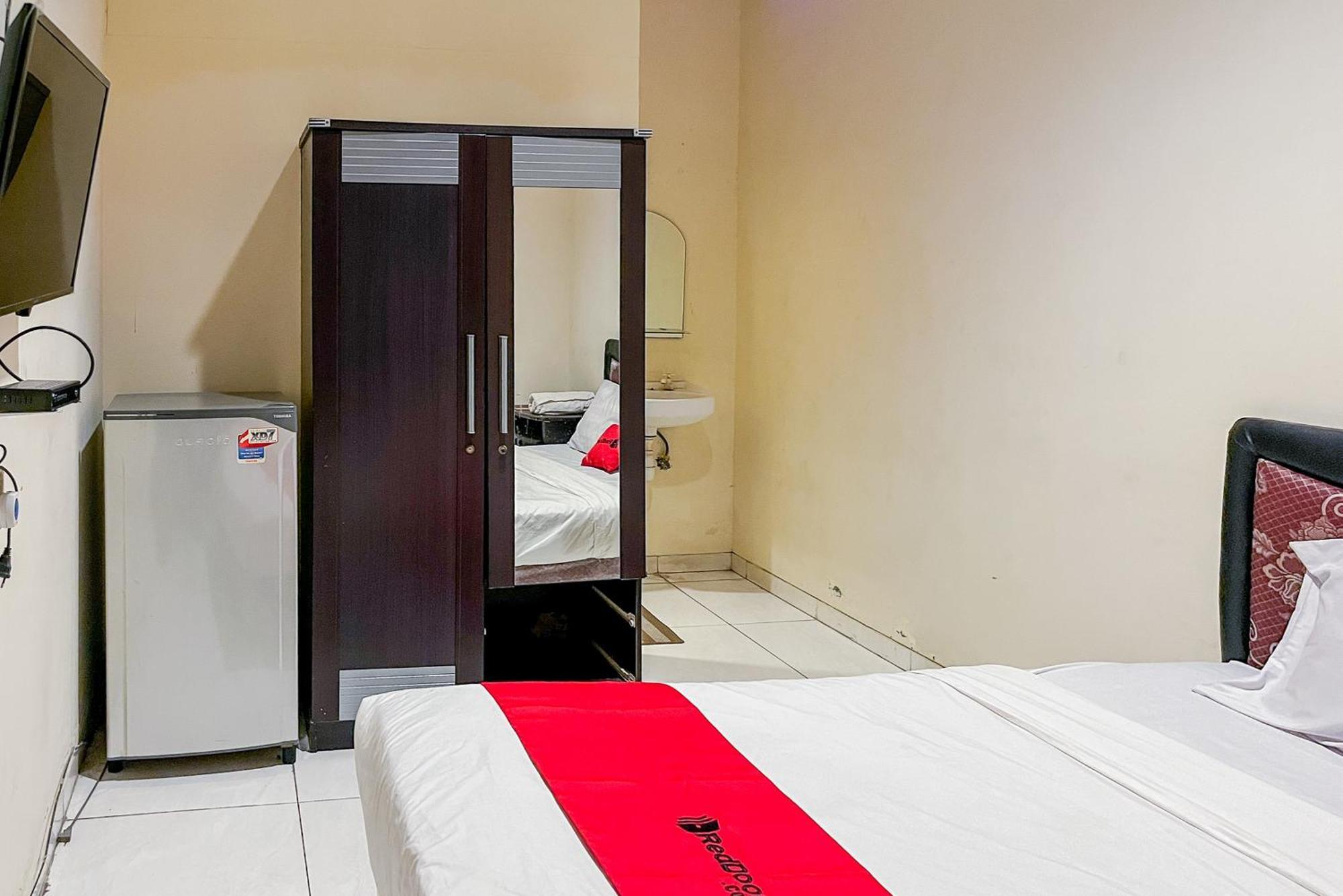 Reddoorz At Graha 99 Simomulyo Hotell Surabaya Exteriör bild