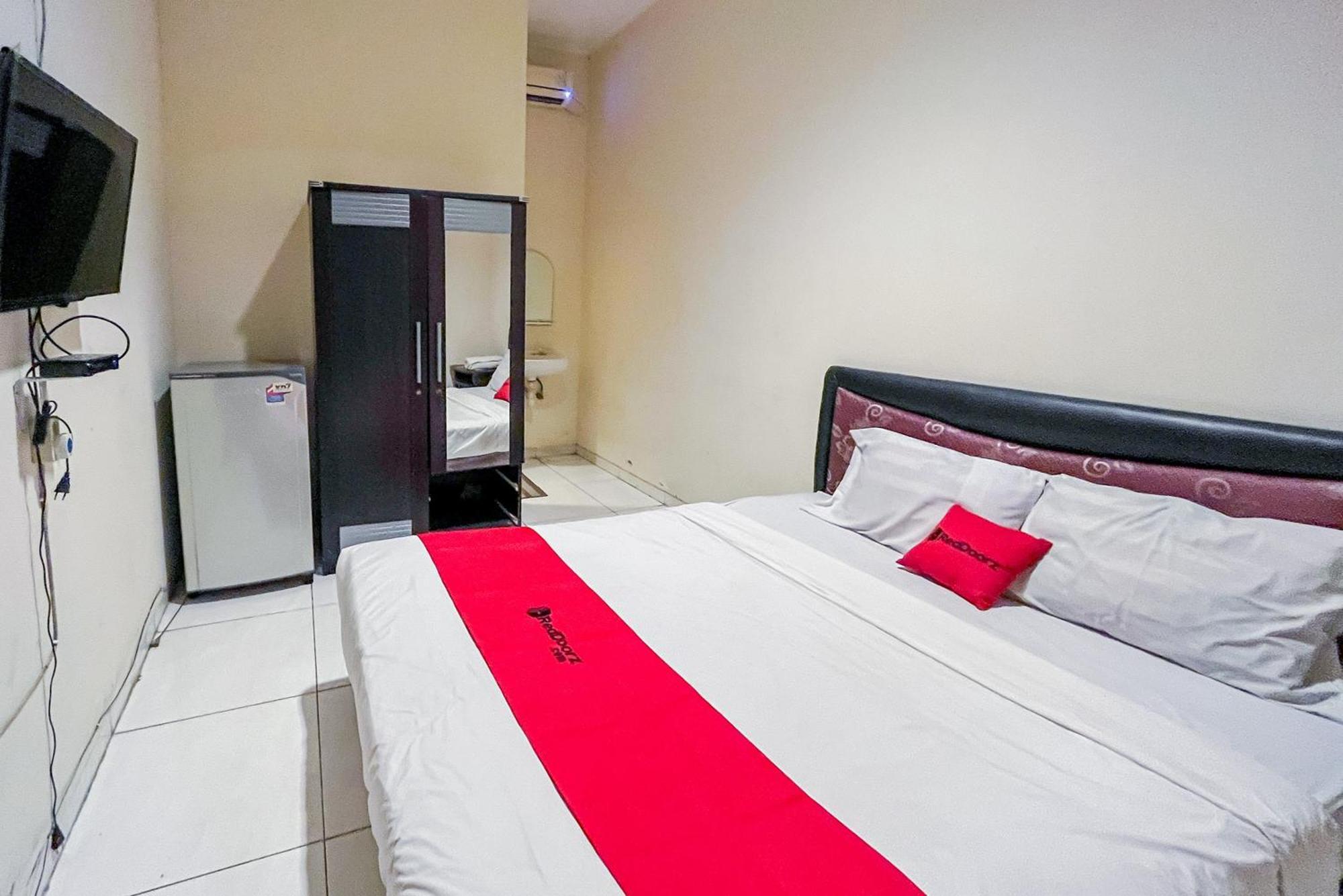 Reddoorz At Graha 99 Simomulyo Hotell Surabaya Exteriör bild