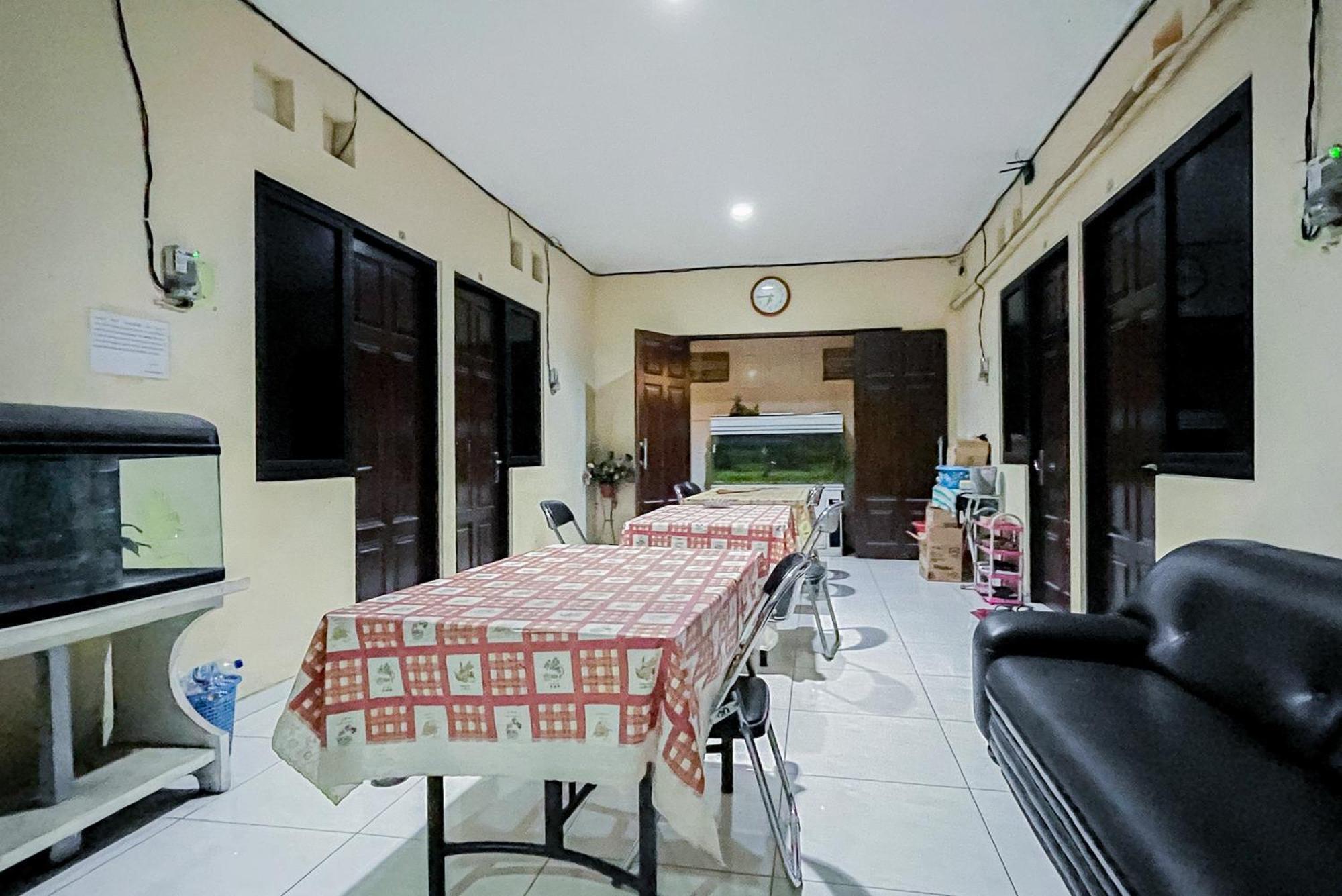 Reddoorz At Graha 99 Simomulyo Hotell Surabaya Exteriör bild
