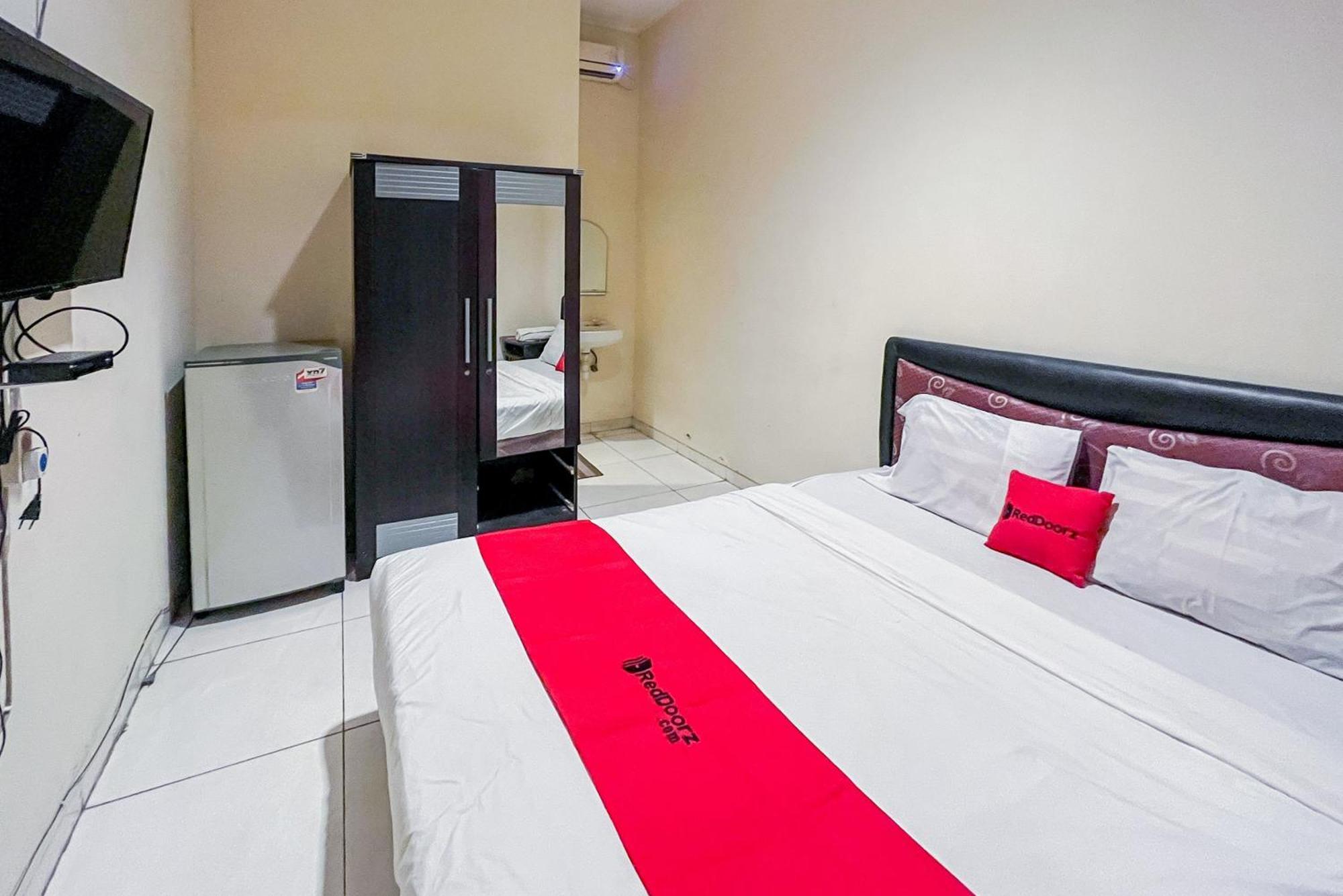 Reddoorz At Graha 99 Simomulyo Hotell Surabaya Exteriör bild