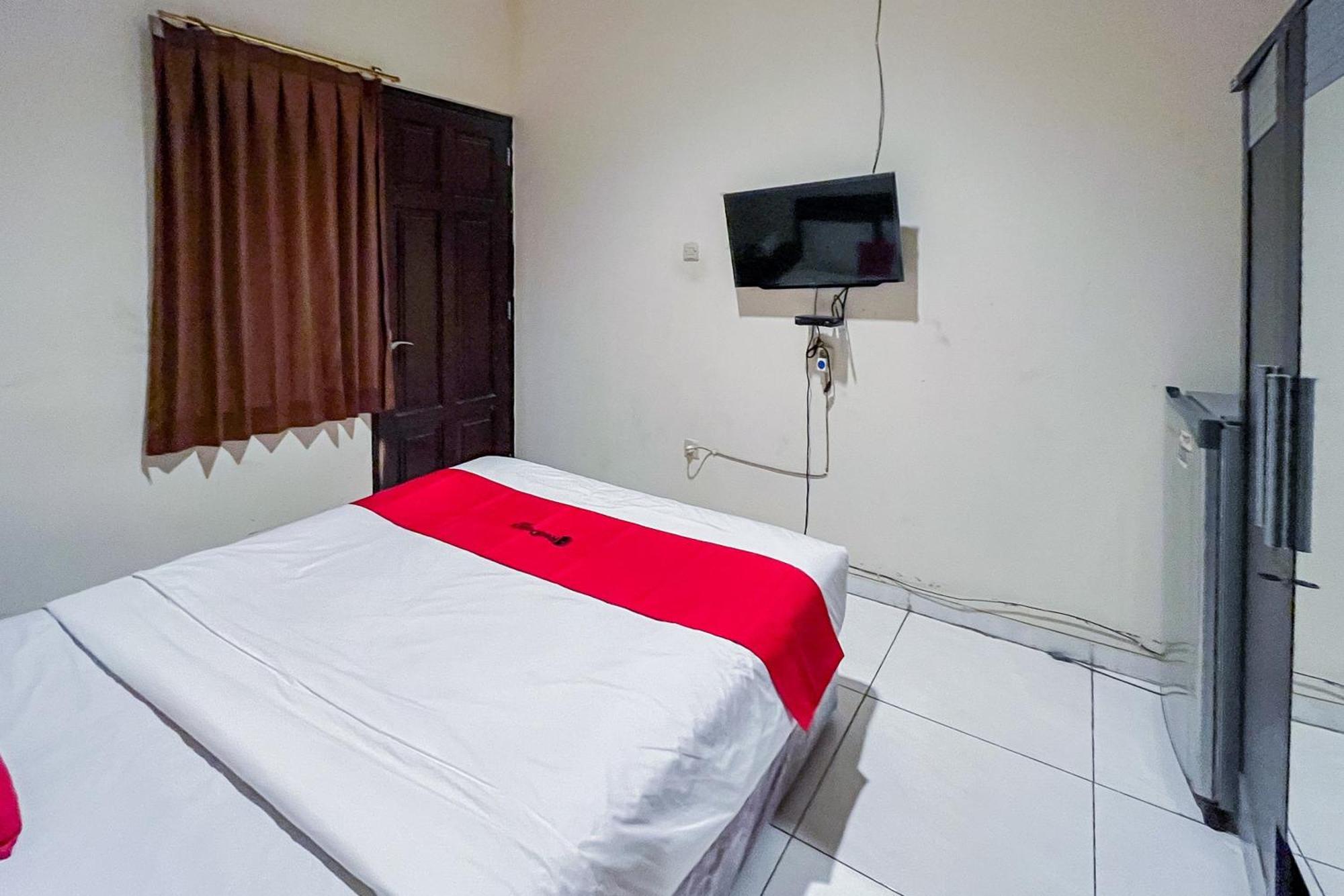 Reddoorz At Graha 99 Simomulyo Hotell Surabaya Exteriör bild