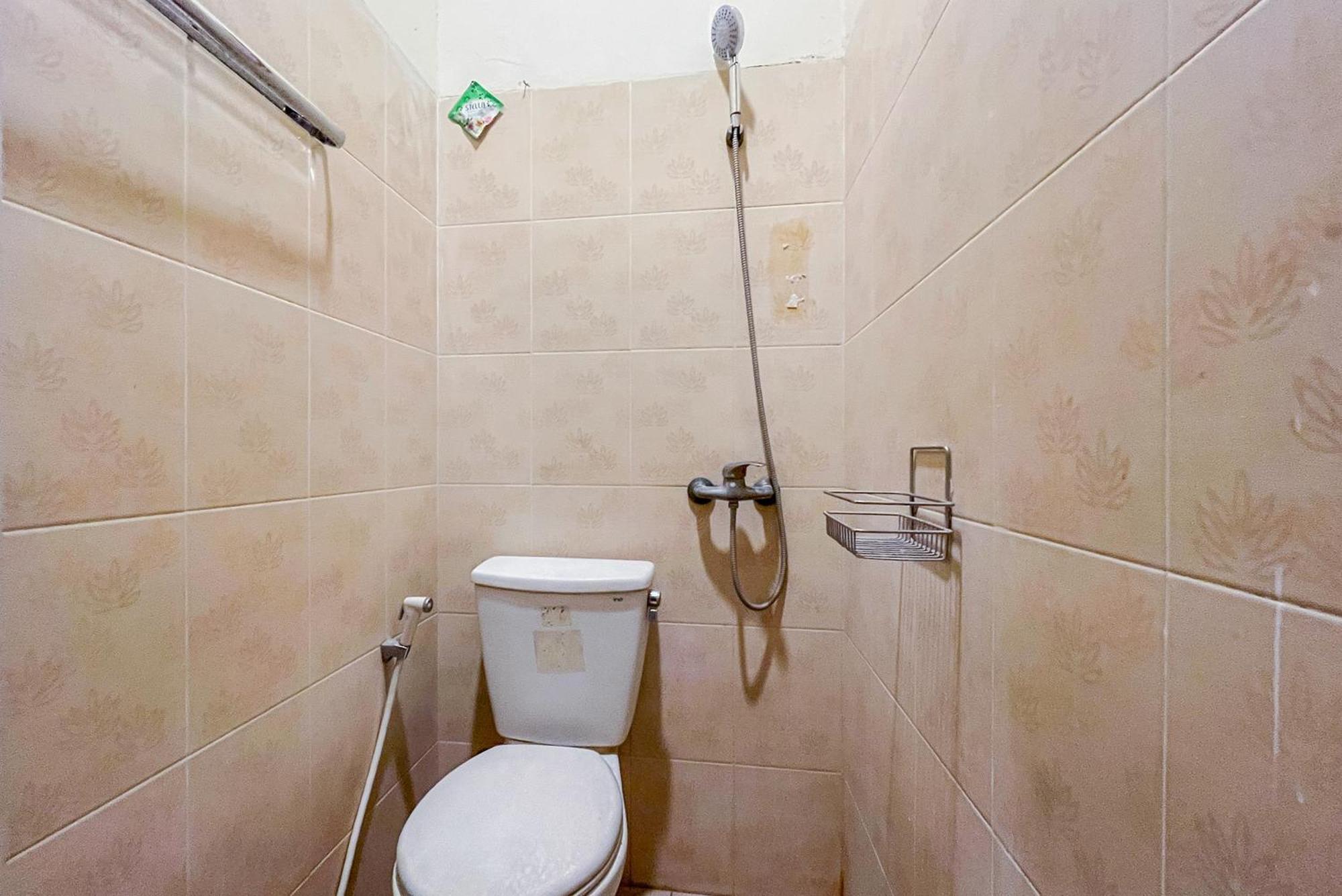 Reddoorz At Graha 99 Simomulyo Hotell Surabaya Exteriör bild