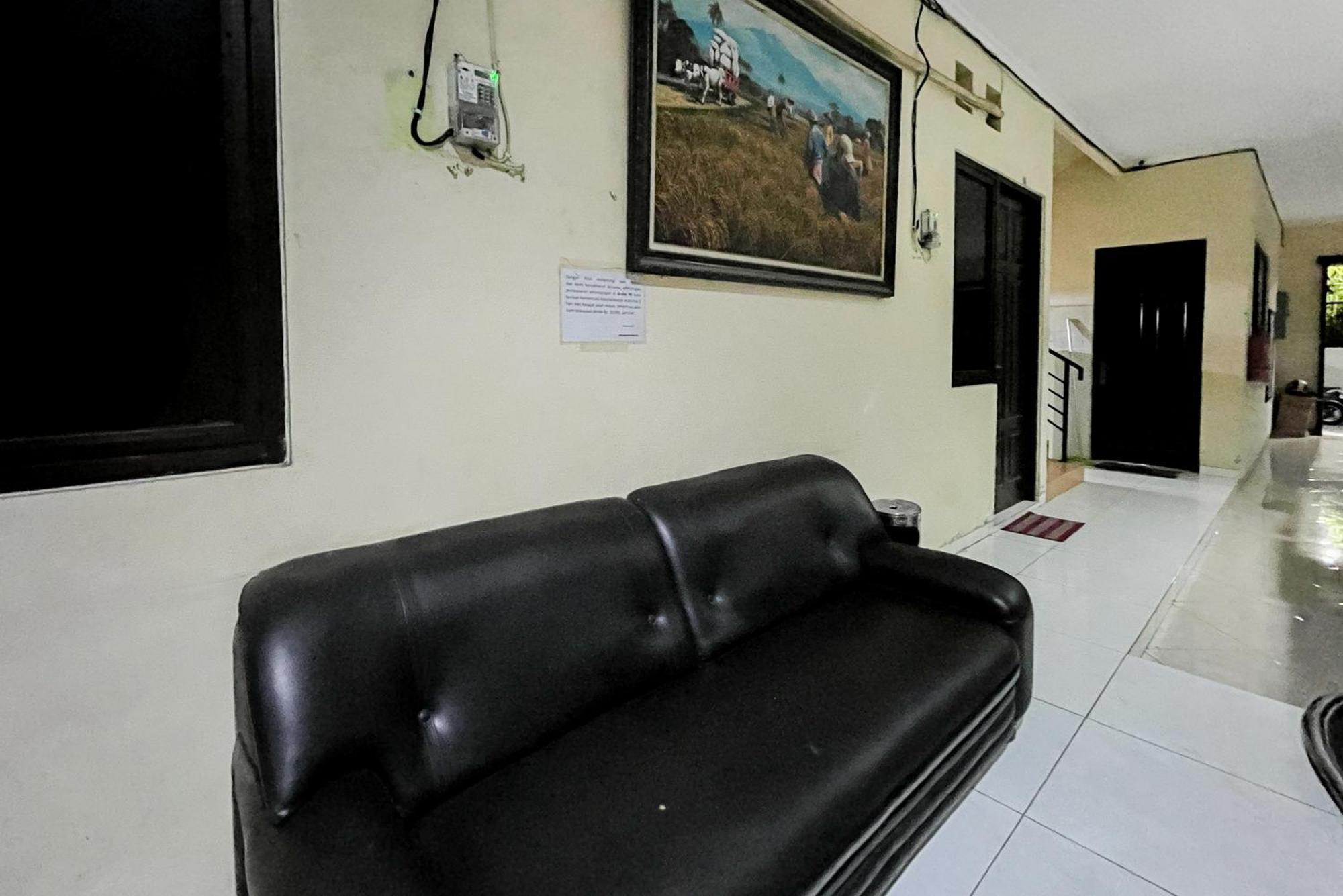 Reddoorz At Graha 99 Simomulyo Hotell Surabaya Exteriör bild