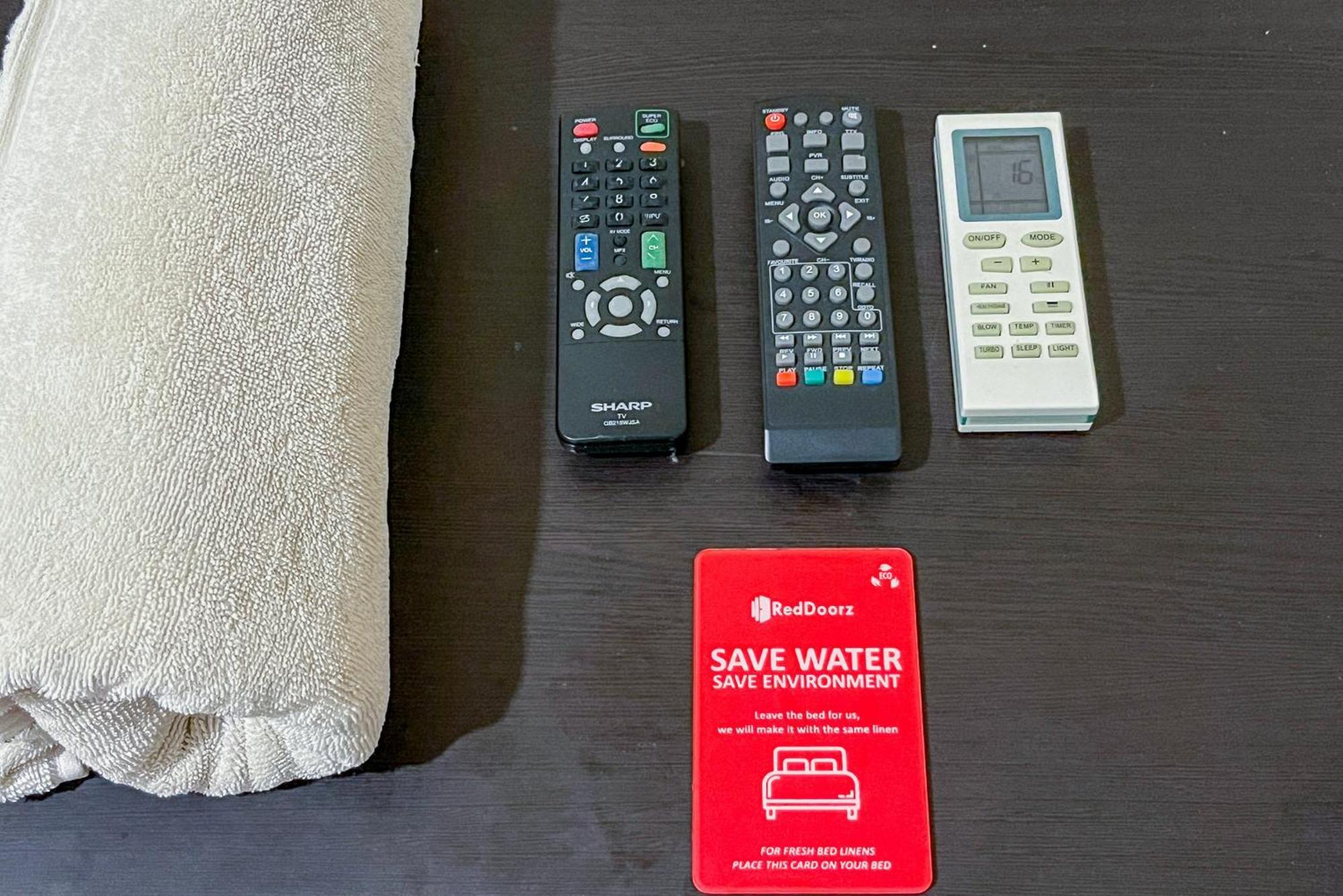 Reddoorz At Graha 99 Simomulyo Hotell Surabaya Exteriör bild