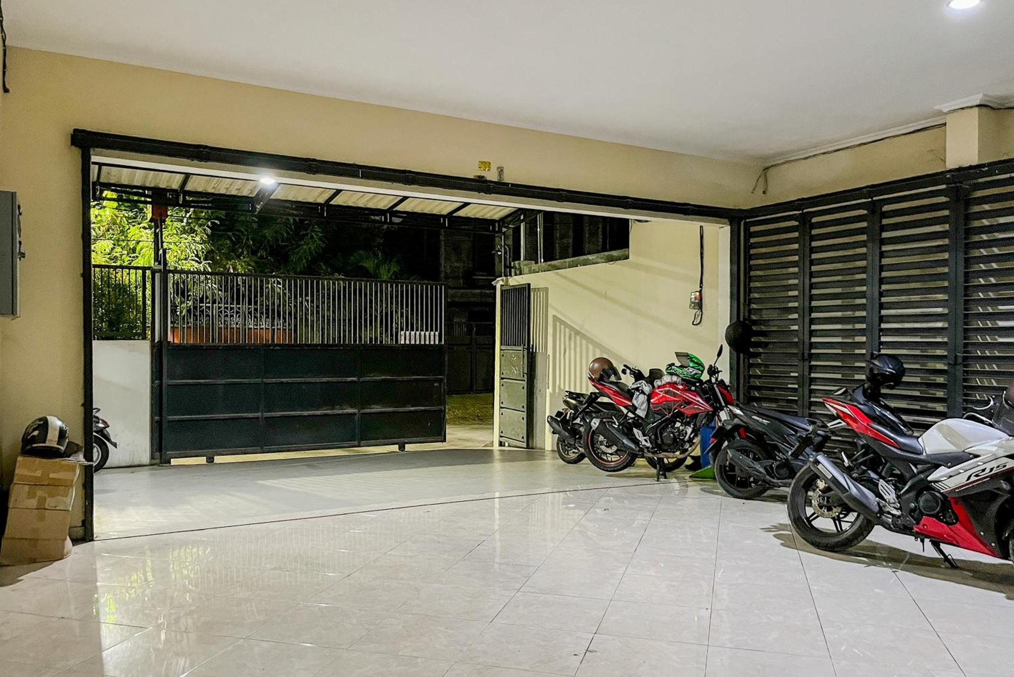 Reddoorz At Graha 99 Simomulyo Hotell Surabaya Exteriör bild