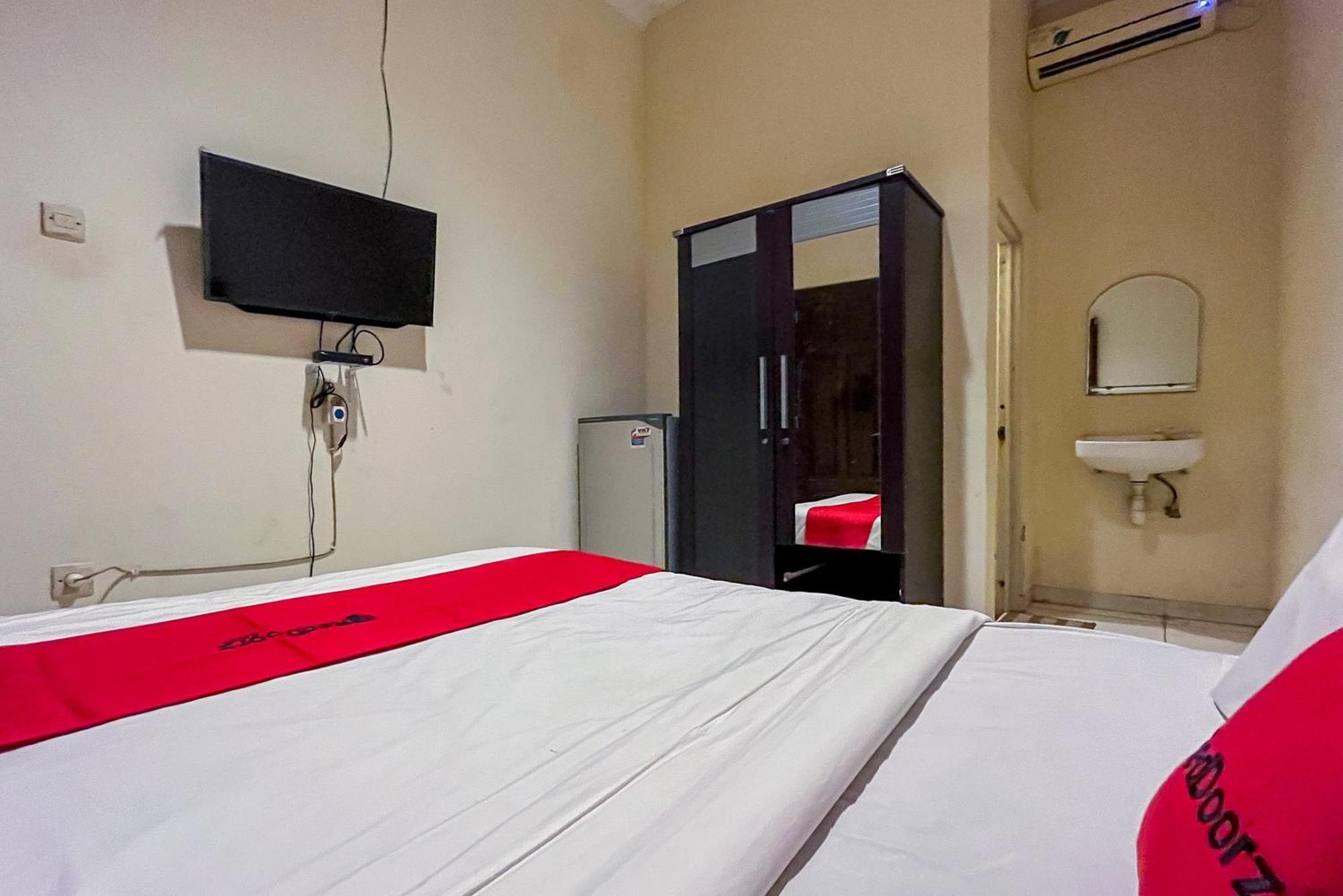 Reddoorz At Graha 99 Simomulyo Hotell Surabaya Exteriör bild